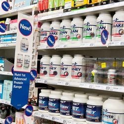 A creatina é usada há décadas para a construção de massa muscular. Mas estudos recentes mostram que a substância pode trazer muitos outros benefícios, que variam do aparelho reprodutor até o cérebro, passando pelos sintomas da covid longa.