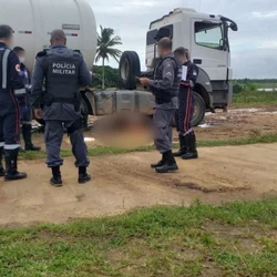 Vítima, identificada como Luiz dos Santos Alvarenga, 50 anos, teria tentado se abrigar sob o veículo para se proteger dos disparos; ninguém foi preso pelo crime