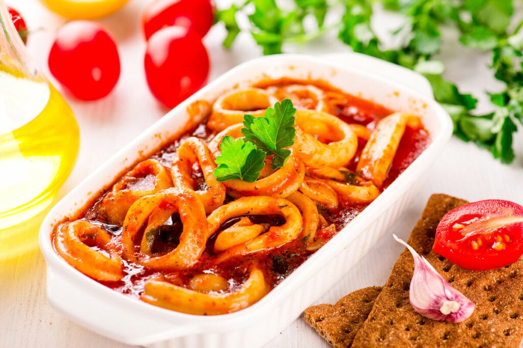 Anéis de lula ao molho vermelho (Imagem: elenamazur |  Shutterstock)