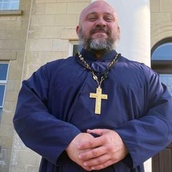 Uma religião com tradições que remontam a séculos atrás está atraindo jovens americanos.