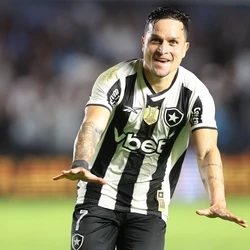 O atacante Artur anotou o gol solitário da partida, pouco depois da expulsão do craque do Alvinegro Praiano na tarde deste domingo (1)