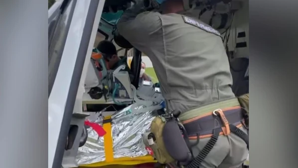 Segundo a PM, uma testemunha relatou que o filho da vítima é o suspeito. O jovem foi encontrado pelos policiais militares e afirmou que a mãe teria tentado contra a própria vida
