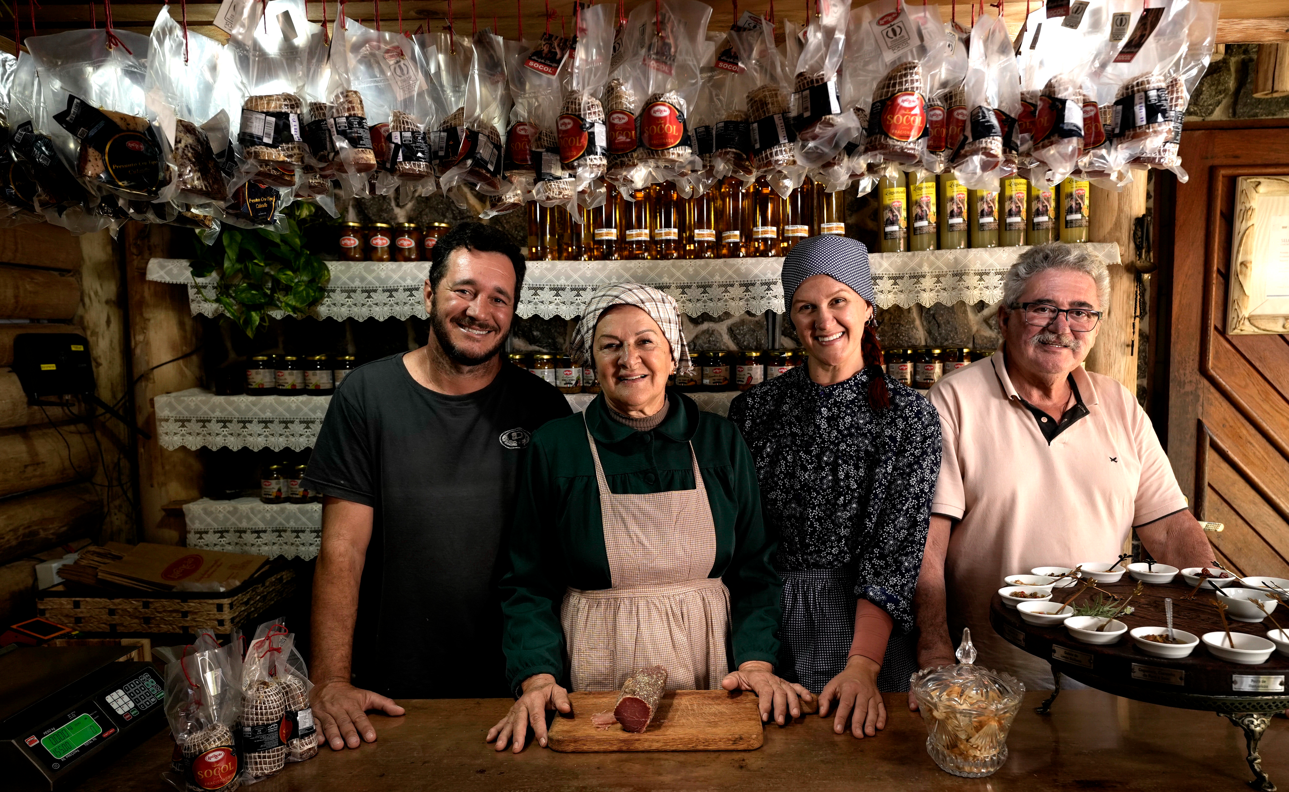 A família Lorenção está na quinta geração produzindo o socol com a mesma receita criada há mais de um século