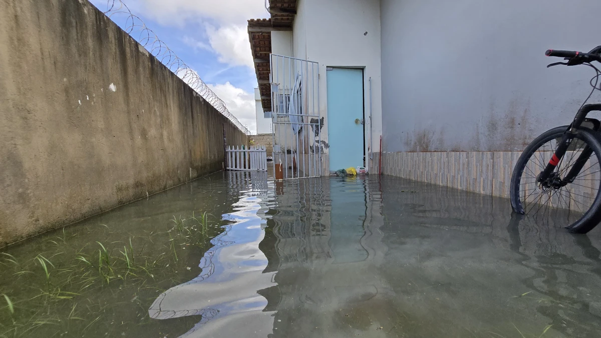 Chuva forte durante a madrugada alaga ruas e casas em Guriri