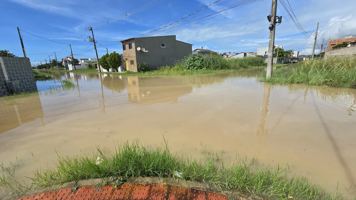 Chuva forte durante a madrugada alaga ruas e casas em Guriri
