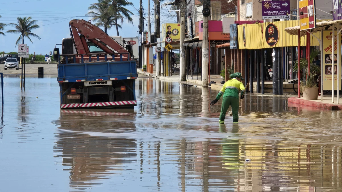 Chuva forte durante a madrugada alaga ruas e casas em Guriri