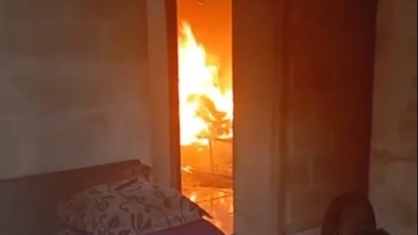 Cômodo da casa foi tomado pelo fogo; vítima teria sido encontrada na cama