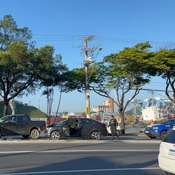 Acidente envolveu três carros e causou interdição parcial da via na manhã desta segunda-feira (2)