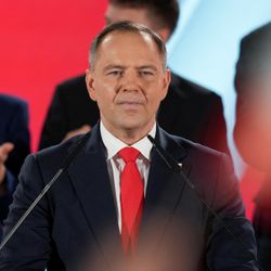 O historiador de direita Karol Nawrocki é o novo presidente da Polônia.
