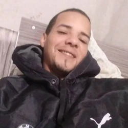 Charles Sena da Conceição, de 36 anos, teria sentido câimbra, gritado por socorro e depois afundado em uma lagoa no bairro Interlagos