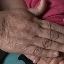 A mulher registrou boletim de ocorrência e o caso segue em investigação na Delegacia Especializada de Proteção da Criança e do Adolescência.