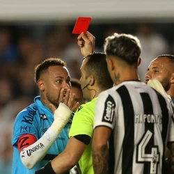 Davi Lacerda, que vem muito bem no Brasileirão 2025, acertou nos critérios durante a partida