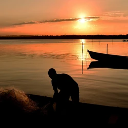Trabalho de pescadores artesanais, de desfiadeiras e de marisqueiras na Ilha das Caieiras gera cadeia de empreendedorismo e de sustentabilidade em Vitória