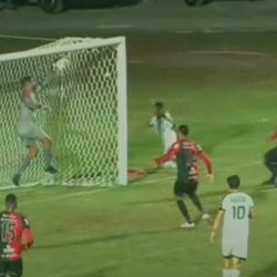 Quando o goleiro do Pouso Alegre fez a defesa, a bola já tinha ultrapassado a linha