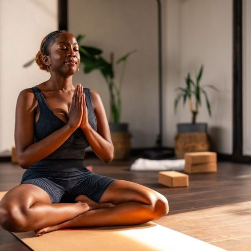 Imagem - Conheça os benefícios da prática de yoga às cegas