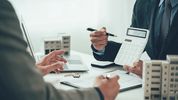 A escassez de espaço urbano, o elevado custo dos imóveis e a necessidade de moradia próxima aos locais de trabalho impulsionaram o fracionamento das edificações em unidades autônomas