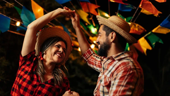 Seja dançando quadrilha ou saboreando um bom caldo verde, há opções para toda a família: de eventos gratuitos em praças até festas em shoppings