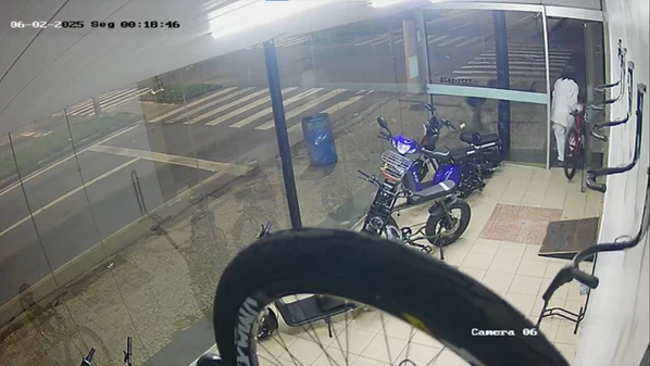 Suspeitos arrombaram a porta e agiram em pouco mais de um minuto; segundo a PM, militares fizeram buscas, mas não localizaram a dupla