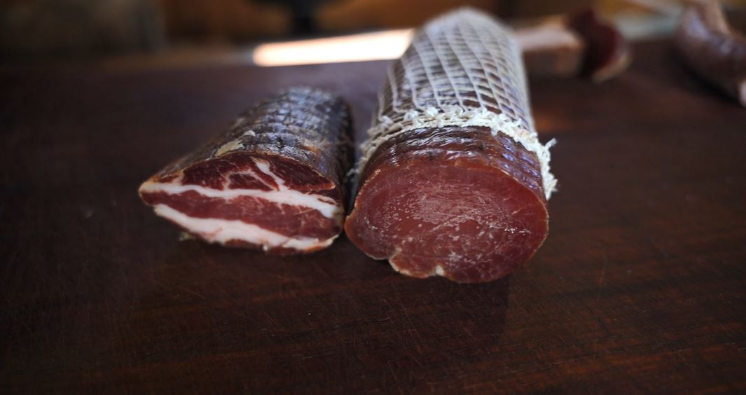 O ossocolo e o socol são embutidos feitos da carne do porco, porém oriundos das carnes do pescoço e lombo do porco, respectivamente. Crédito: Ricardo Medeiros