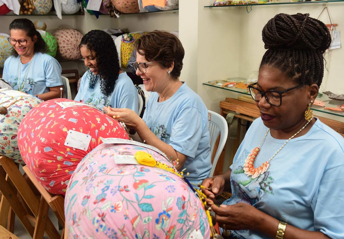 Barra de renda: grupo de rendeiras da Barra do Jucu mantém viva a tradição do uso do bilro para produção de peças
