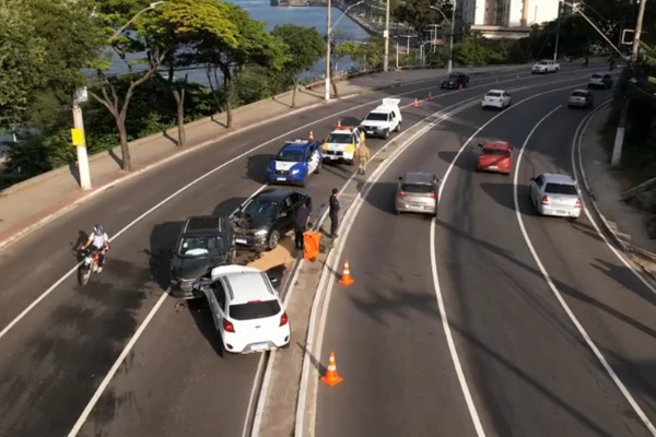 Carro invade a contramão e causa batida forte na Curva do Saldanha