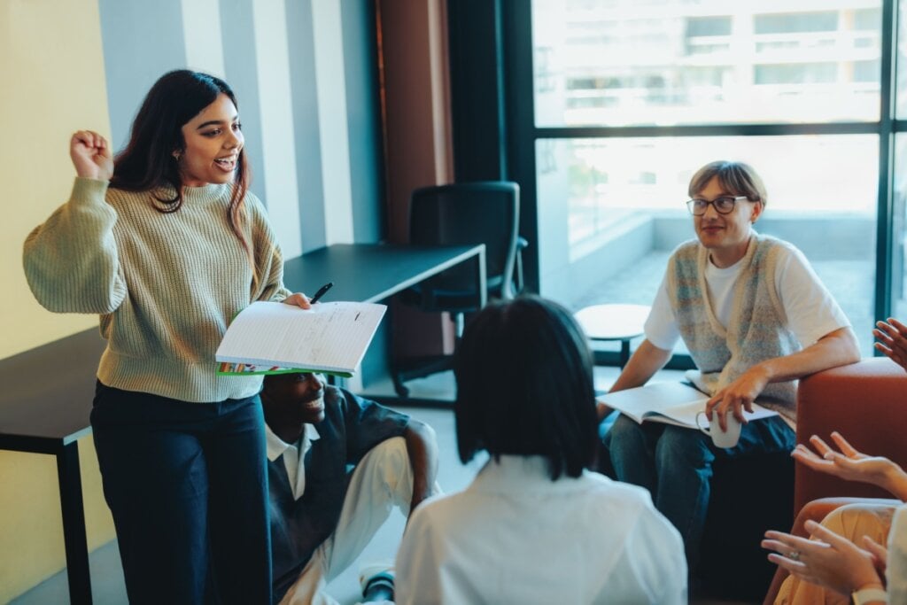 As pausas estratégicas facilitam a absorção de informações pela plateia (Imagem: Jacob Lund | Shutterstock) 