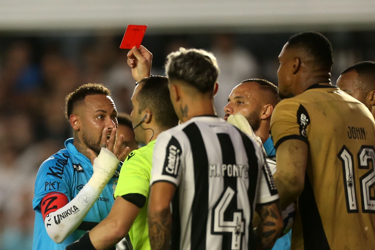 O jogador Neymar é expulso. Partida entre Santos e Botafogo valida pelo Campeonato Brasileiro