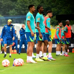 O segundo treino de Carlo Ancelotti na seleção brasileira teve elenco completo, a visita do presidente e um papo com Casemiro