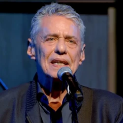 Chico Buarque, 80, passou por cirurgia para aliviar a pressão intracraniana. Os principais sintomas são dor de cabeça forte e persistente, náuseas, vômitos, visão borrada ou dupla e sonolência