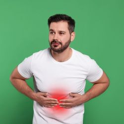 Veja sinais comuns do distúrbio gastrointestinal que afeta o funcionamento do intestino
