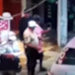 Confusão ocorreu na tarde de segunda-feira (2); gravação mostra momento em que o servidor está com celular na mão registrando auto de infração de trânsito e acaba agredido