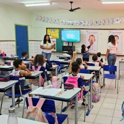 Segundo a prefeitura, cerca de 57 mil estudantes — distribuídos entre a Educação Infantil, o Ensino Fundamental e a Educação de Jovens e Adultos (EJA) — serão diretamente beneficiados