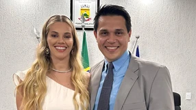 Leia Ringuier Nali e o prefeito João Paulo Nali (Republicanos) durante diplomação em Castelo
