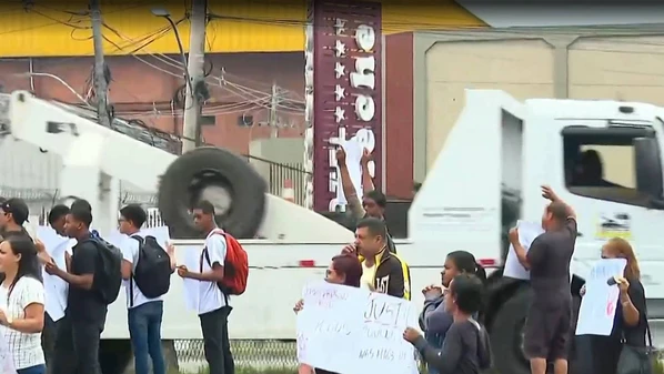 Segundo a família, David era estudante e sonhava em seguir carreira militar. Ele havia saído por volta das 20h30 com três amigos, em duas motos, para comprar salgados