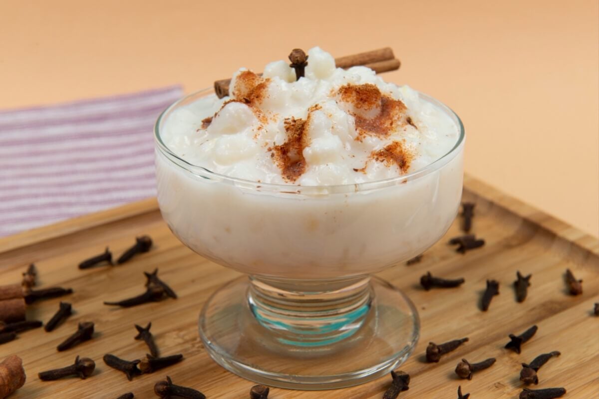 A canjica pode ser preparada de diferentes maneiras para a festa junina (Imagem: Celso Pupo | Shutterstock)