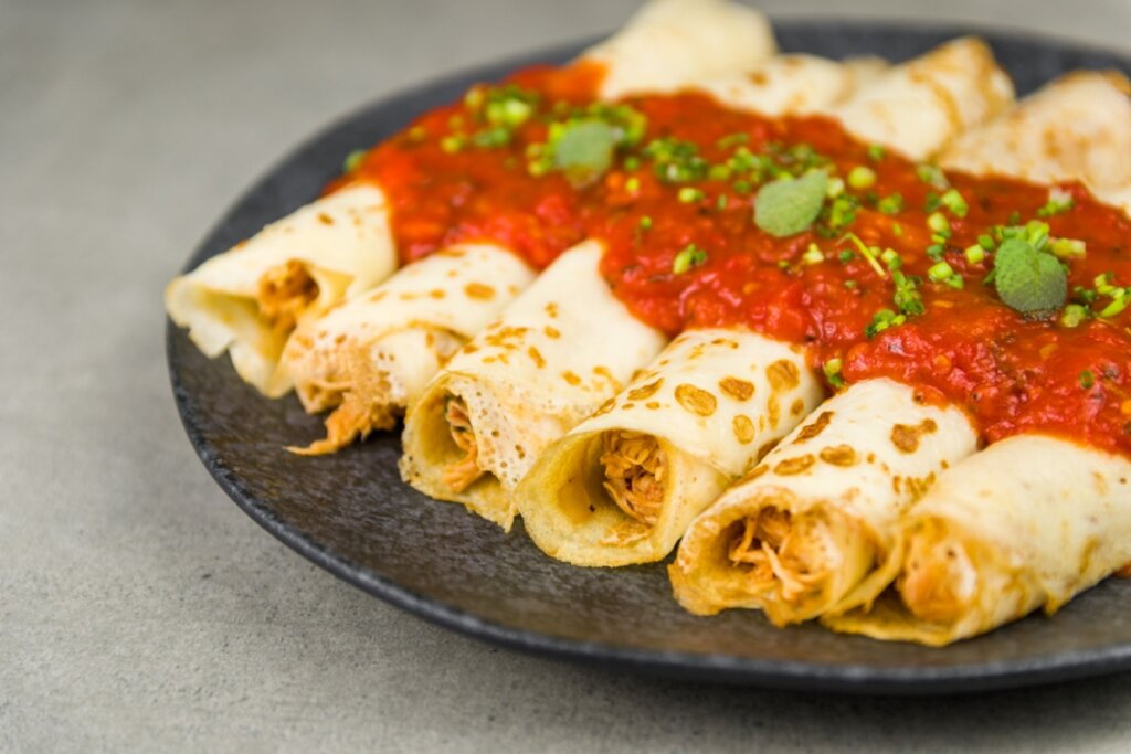 Panqueca de frango com molho de tomate (Imagem: ThiagoSantos | Shutterstock) 