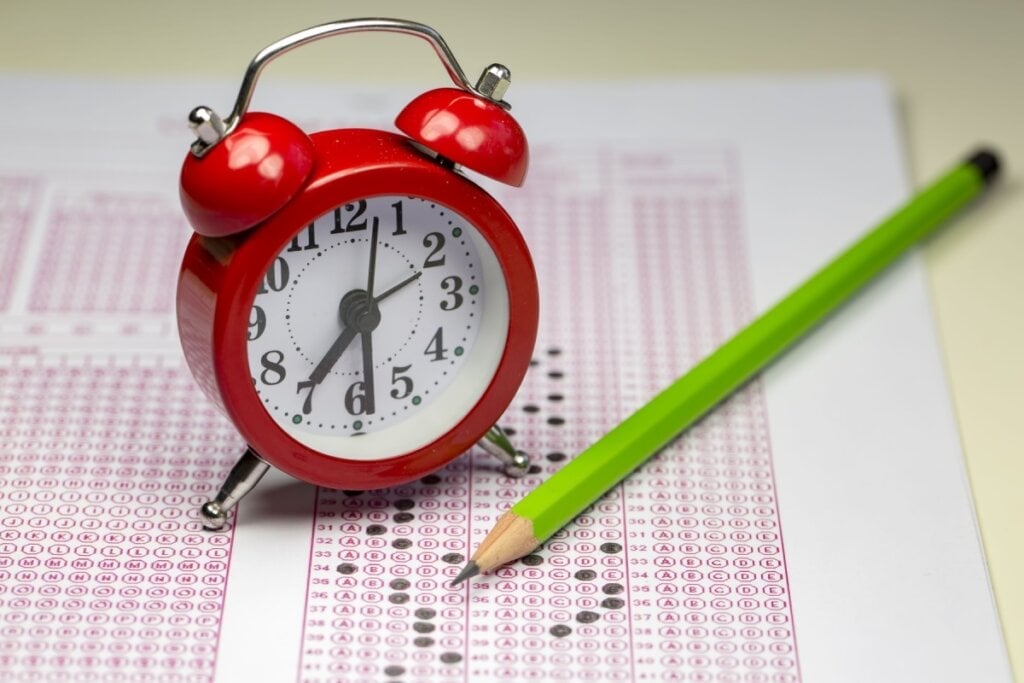 Resolver provas anteriores é importante para conhecer a estrutura e os temas cobrados no Enem (Imagem: Esin Deniz | Shutterstock)