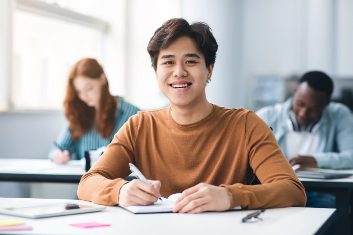 Saber como estudar pode te ajudar a ir bem em física no Enem (Imagem: Prostock-studio | Shutterstock)