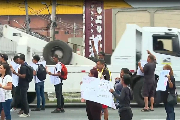 Familiares e amigos de David interditam trecho da BR-040 em ato pela morte do adolescente