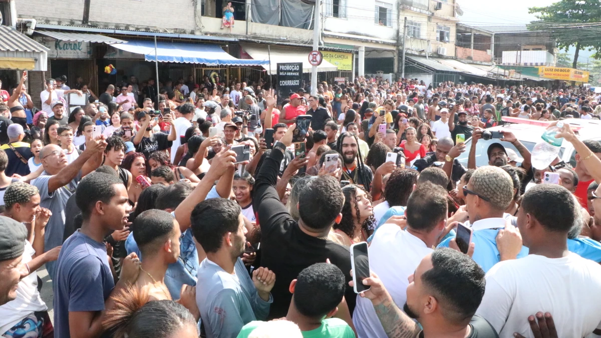 Fãs de Poze do Rodo na porta do presídio de Bangu