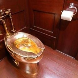 A BBC entrevista funcionários do palácio de Blenheim, de onde foi roubado um vaso sanitário de ouro, instalado como parte de uma exposição de arte em 2019. Eles descrevem sua reação e apontam falhas de segurança.