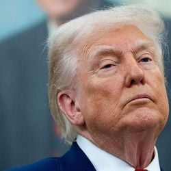 Pode parecer contraintuitivo que a Casa Branca prefira um dólar mais fraco, mas alguns analistas dizem que é isso que Trump quer.