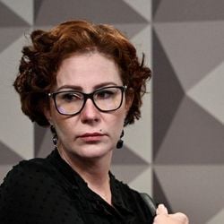Deputada diz que vai à Itália para fugir de eventual extradição, mas especialistas citam caso de preso do mensalão como precedente.