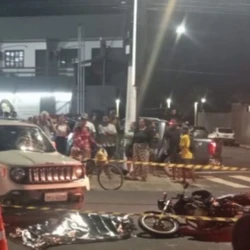 Motociclista de 18 anos colidiu com um carro, que estava cruzando a avenida após sair de um posto de gasolina, no bairro Santa Mônica; batida ocorreu na noite de terça-feira (3)
