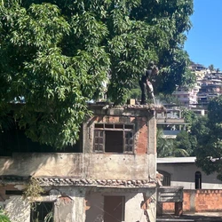 Desabamento de parte de uma residência antiga e sem moradores no bairro Nova Brasília levou a Defesa Civil Municipal a interditar o imóvel e uma residência vizinha