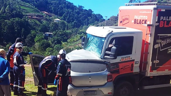 Imagens mostram que um carro e um caminhão estão envolvidos na colisão