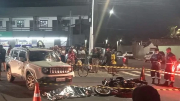 Motociclista de 18 anos colidiu com um carro, que estava cruzando a avenida após sair de um posto de gasolina, no bairro Santa Mônica; batida ocorreu na noite de terça-feira (3)