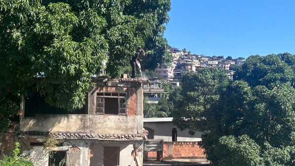 Desabamento de parte de uma residência antiga e sem moradores no bairro Nova Brasília levou a Defesa Civil Municipal a interditar o imóvel e uma residência vizinha