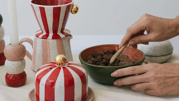 Em nova coleção de sua linha Home, Carolina Neves cria peças coloridas com destaque para os detalhes em folha de ouro