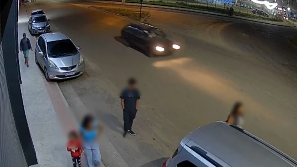 Câmera de videomonitoramento flagrou o momento em que o carro da família, um Chevrolet Spin, foi roubado pelo assaltante; mulher estava com os três filhos, de quatro, 14 e 15 anos